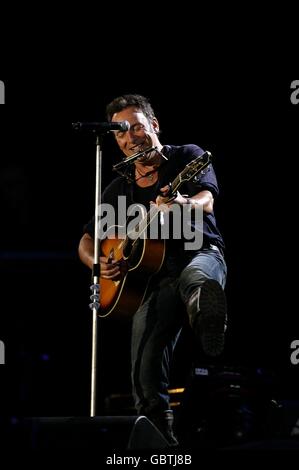 Bruce Springsteen tritt mit der E Street Band während des Glastonbury Festivals 2009 auf der Worthy Farm in Pilton, Somerset, auf. Stockfoto