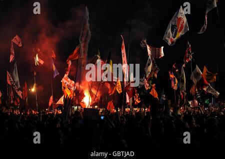Festivalbesucher beobachten Bruce Springsteen und die E Street Band beim Glastonbury Festival 2009 auf der Worthy Farm in Pilton, Somerset. Stockfoto