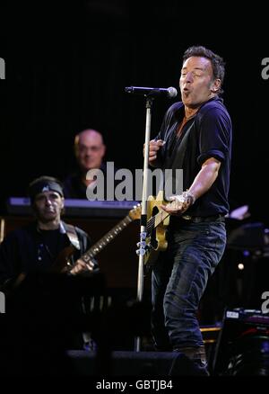 Bruce Springsteen und die E Street Band treten während des Glastonbury Festivals 2009 auf der Worthy Farm in Pilton, Somerset, auf. Stockfoto