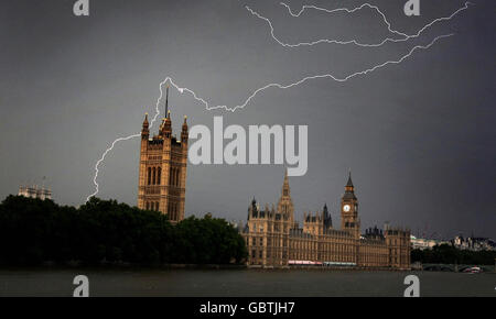 Während einer Pause bei heißem Wetter sammeln sich gestern Gewitterwolken und Blitzschläge über die Houses of Parliament in London. Stockfoto
