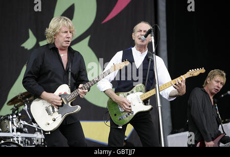 Rick Parfitt (links) und Francis Rossi von Status Quo beim Glastonbury Festival 2009 auf der Worthy Farm in Pilton, Somerset. Stockfoto