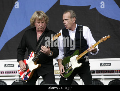 Rick Parfitt (links) und Francis Rossi von Status Quo beim Glastonbury Festival 2009 auf der Worthy Farm in Pilton, Somerset. Stockfoto