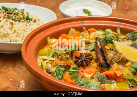 Marokkanische Tajine mit Kichererbsen, Lamm, Karotten, Sellerie, Zitrone, Zwiebel, Zimt, Sternanis, Bulgur Schüssel Stockfoto