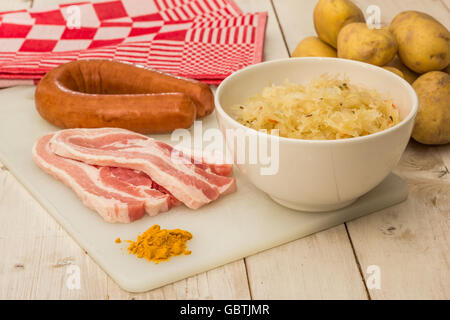 Zutaten für typisch niederländischen Gericht Zuurkool mit Sauerkraut, geräucherte Wurst und Schweinebauch Stockfoto