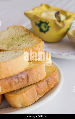 Tapas mit weißem Brot, Toast, Olivenöl und aioli Stockfoto