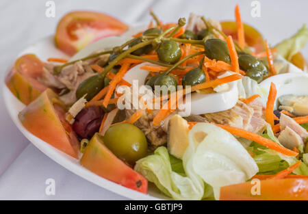 Traditionelle spanische Valencia Salat mit Eiern, große Kapern, Thunfisch und Tomaten Stockfoto