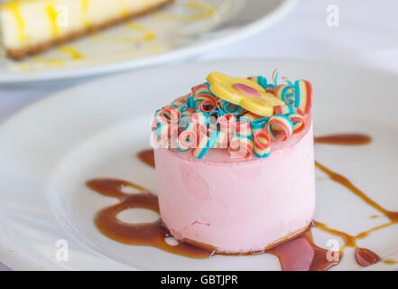 Erdbeere Eistorte mit festlicher Dekoration und Karamellsauce Stockfoto