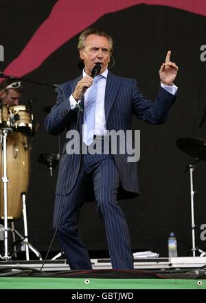 Tony Christie beim Glastonbury Festival 2009 auf der Worthy Farm in Pilton, Somerset. Stockfoto