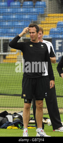 Der ehemalige England Cricket Captain Michael Vaughan auf dem Headingley-Platz, nachdem er mit seinen Kollegen im Yorkshire Cricket Club bei Headingley Carnegie, Leeds, gesprochen hatte. Stockfoto