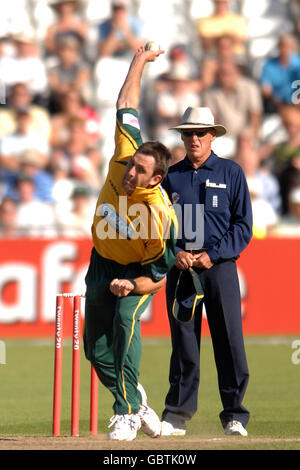 Cricket - Twenty20 Cup 2009 - North Division - Nottinghamshire Outlaws / Leicestershire Foxes - Trent Bridge. Paul Franks Bowls von Nottinghamshire Stockfoto