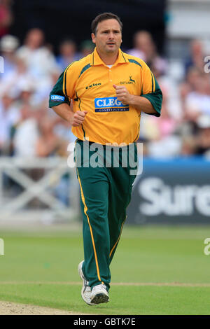 Cricket - Twenty20 Cup 2009 - North Division - Nottinghamshire Outlaws / Derbyshire Phantoms - Trent Bridge. Mark Ealham, Nottinghamshire Outlaws Stockfoto