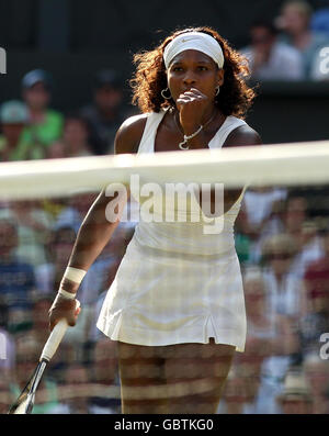 Die US-Amerikanerin Serena Williams feiert den Sieg der weißrussischen Victoria Azarenka bei den Wimbledon Championships 2009 im All England Lawn Tennis and Croquet Club, Wimbledon, London. Stockfoto