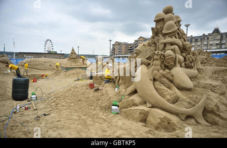 Ein allgemeiner Blick auf das jährliche Sand Sculpture Festival am Strand von Weston-super-Mare. Stockfoto