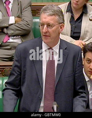 Umweltministerin Hilary Benn spricht im Unterhaus über den Klimawandel. Stockfoto