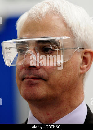 Der Schatzkanzler Alistair Darling trägt eine Schutzbrille, als er ITM Power in Sheffield besucht, wo er ein mit Wasserstoff betriebenes Auto fuhr. Stockfoto