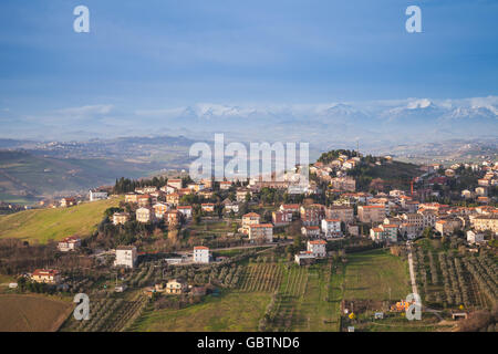 Italienische Landschaft. Provinz Fermo, Italien. Dorf auf einem Hügel unter blauen Wolkenhimmel Stockfoto