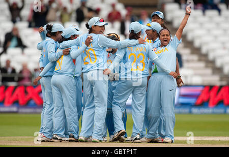 Die indischen Spieler feiern, nachdem sie die neuseeländische Amy Satterthwaite während des ICC World Twenty20 der Frauen, dem Halbfinale an der Trent Bridge, Nottingham, ausgelaufen sind. Stockfoto