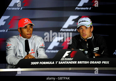 Brawn's Jenson Button und McLaren's Lewis Hamilton während einer Pressekonferenz während des Paddock Day in Silverstone, Northamptonshire. Stockfoto