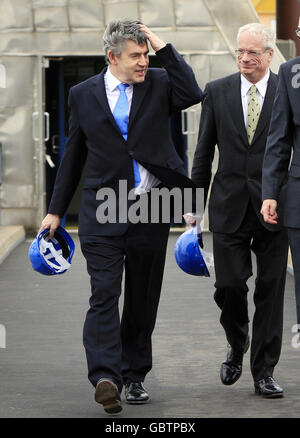 Gordon Brown (links), mit dem Vorsitzenden des Umweltbundesamtes, Lord Chris Smith, beim Hochwasserschutz der Thames Barrier in East London. Stockfoto