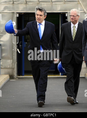 Gordon Brown (links), mit dem Vorsitzenden des Umweltbundesamtes, Lord Chris Smith, beim Hochwasserschutz der Thames Barrier in East London. Stockfoto