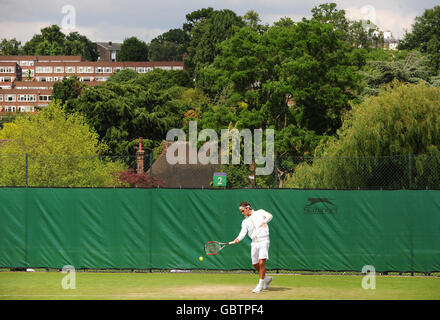 Tennis - Wimbledon Championships 2009 - Vorschau - The All England Lawn Tennis and Croquet Club. Der Schweizer Roger Federer praktiziert im All England Lawn Tennis and Croquet Club, Wimbledon, London. Stockfoto