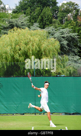 Der Schweizer Roger Federer praktiziert im All England Lawn Tennis and Croquet Club, Wimbledon, London. Stockfoto