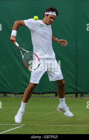 Der Schweizer Roger Federer praktiziert im All England Lawn Tennis and Croquet Club, Wimbledon, London. Stockfoto