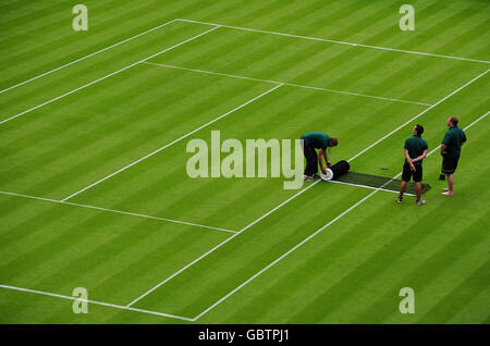 Das Netz wird auf dem Centre Court im All England Lawn Tennis and Croquet Club, Wimbledon, London, aufgerollt. Stockfoto