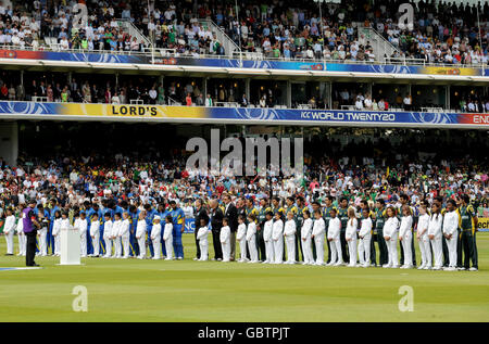 Cricket - ICC World Twenty20 Cup 2009 - Finale - Pakistan / Sri Lanka - Lords. Die Teams stehen während des Finales der ICC World Twenty20 in Lords, London, für die nationalen Hymnen an. Stockfoto