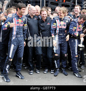 Sebastian Vettel von Red Bull feiert den Sieg mit Mark Webber (links) Adrian Newey (2. Links) Christian Horner, Red Bull Racing Sporting Director (Mitte) beim Grand Prix von Großbritannien in Silverstone, Northamptonshire. Stockfoto