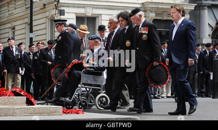 Der Comicschauspieler Eddie Izzard begleitet Mitglieder der Normandie Veterans' Association, während sie Kränze im Cenotaph in Whitehall, im Zentrum von London, legen, um den 65. Jahrestag der D-Day Landings des Zweiten Weltkriegs zu begehen, an denen sie kämpften. Stockfoto