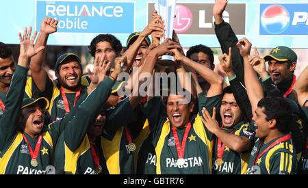 Pakistans Kapitän Younis Khan hebt die Trophäe an und feiert mit seinem Teamkollegen den Sieg über Sri Lanka während des Finales der ICC World Twenty20 in Lords, London. Stockfoto