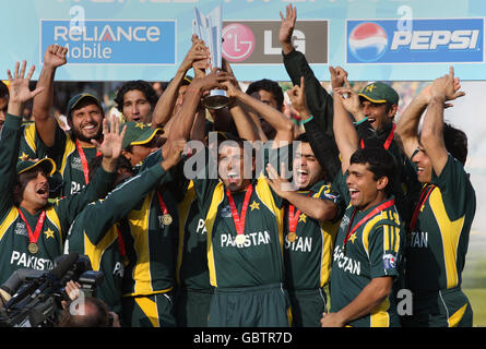 Pakistans Kapitän Younis Khan hebt Trophäe und feiert mit Teamkollegen nach dem Sieg über Sri Lanka im Finale der ICC World Twenty20 in Lords, London. Stockfoto