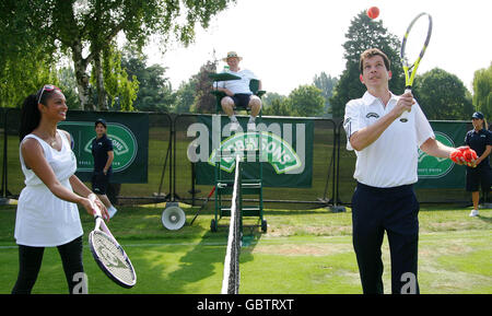 Sänger Alesha Dixon spielt Tennis mit dem ehemaligen britischen Nummer 1 Tim Henman auf dem Robinsons Mini Court vor den Wimbledon Championships 2009 beim All England Lawn Tennis and Croquet Club, Wimbledon, London. Stockfoto