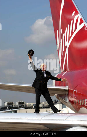 Kate Moss bei Virgin 25th Anniversary Photocall - Heathrow. Sir Richard Branson steht auf dem Flügel einer Virgin Atlantic Boeing 747 am Flughafen Heathrow. Stockfoto