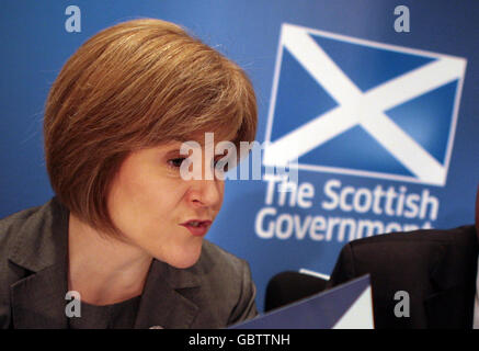 Gesundheitsministerin Nicola Sturgeon spricht beim Alkoholmissbrauch-Gipfel in Edinburgh. Stockfoto