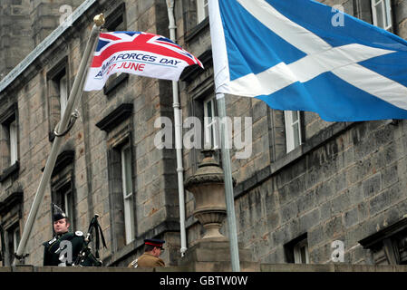 Die schottischen Kommunalbehörden heben die Flagge des Armed Forces Day an den Edinburgh City Chambers an, als Anerkennung für den ersten nationalen Armed Forces Day am Samstag in Großbritannien. Stockfoto