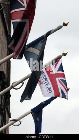 Die schottischen Kommunalbehörden heben die Flagge des Armed Forces Day an den Edinburgh City Chambers an, als Anerkennung für den ersten nationalen Armed Forces Day am Samstag in Großbritannien. Stockfoto