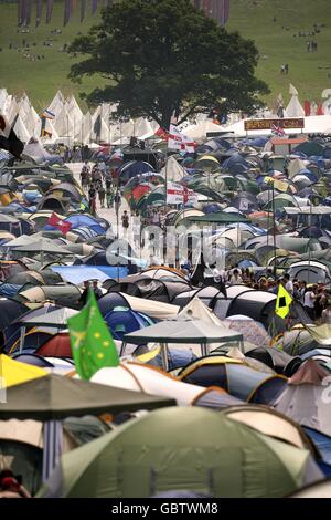 Eine Gesamtansicht des Campingplatzes beim Glastonbury Festival 2009 auf der Worthy Farm in Pilton, Somerset. Stockfoto