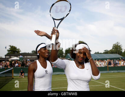 Die USA Venus Williams und Serena Williams (rechts) bestätigen die Menge nach ihrem Doppelsieg während der Wimbledon Championships 2009 im All England Lawn Tennis and Croquet Club, Wimbledon, London. Stockfoto