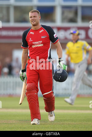 Cricket - Twenty20 Cup 2009 - North Division - Derbyshire / Lancashire - County Ground. Andrew Flintoff lächelt, nachdem er beim Twenty20 Cup-Spiel im County Ground, Derby, im letzten Jahr für 93 erwischt wurde. Stockfoto