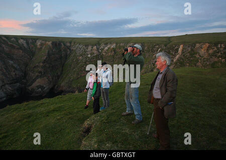 Anwohner und Aktivisten versammeln sich am Glengad Beach in Co.Mayo und warten auf die Ankunft des Rohrverlegschiffes Solitaire in Broadhaven Bay. Als die Arbeiten an den letzten Etappen der bitter umstrittenen Gasraffinerie des Energieriesen Shell begannen, wurde ein massiver Sicherheitsbetrieb durchgeführt. Stockfoto