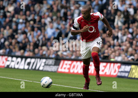 Fußball - FA Barclays Premiership - Manchester City / Arsenal. Thierry Henry von Arsenal in Aktion Stockfoto