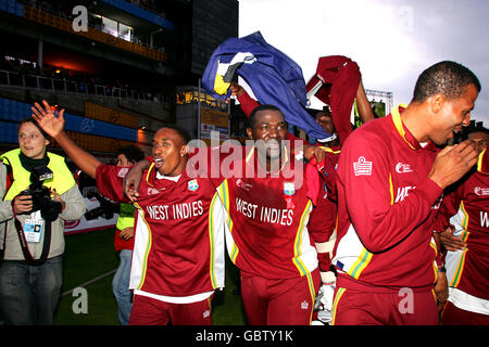Dwayne Bravo (l) und Courtney Browne von West Indies feiern im Das Ende des Spiels Stockfoto