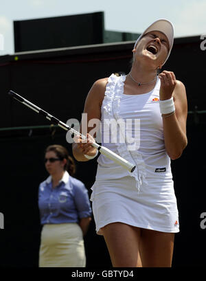 Die russische Nadia Petrova feiert während der Wimbledon Championships im All England Lawn Tennis and Croquet Club, Wimbledon, London, einen Punkt über die weißrussische Victoria Azarenka. Stockfoto