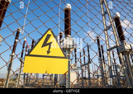 elektrische Gefahr Zeichen platziert auf einem Metallzaun. Stockfoto