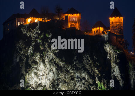 Slowenien, Bled See und Burg bei Nacht Stockfoto