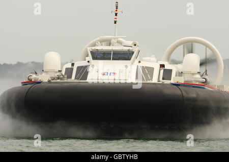 Der Hovertravel Hovertravel Hovercraft Solent Express nähert sich Southsea, während er den Solent von Ryde, Isle of Wight, überquert. Die Fahrgastbeförderung dauert nur zehn Minuten, um die Überfahrt zu machen. Stockfoto