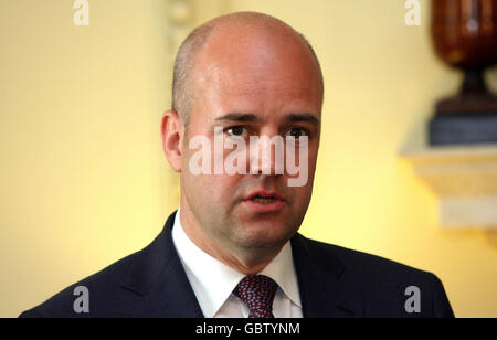 Schwedens Ministerpräsident Fredrik Reinfeldt während einer Pressekonferenz in der Downing Street 10 mit dem britischen Premierminister Gordon Brown und dem Präsidenten der Europäischen Kommission, José Manuel Barroso. Stockfoto