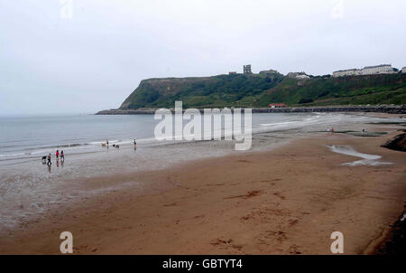 Eine ruhige Szene am North Bay Beach in Scarborough, wie Wolken über der Nordseeküste von North Yorkshire heute geblieben sind. Stockfoto